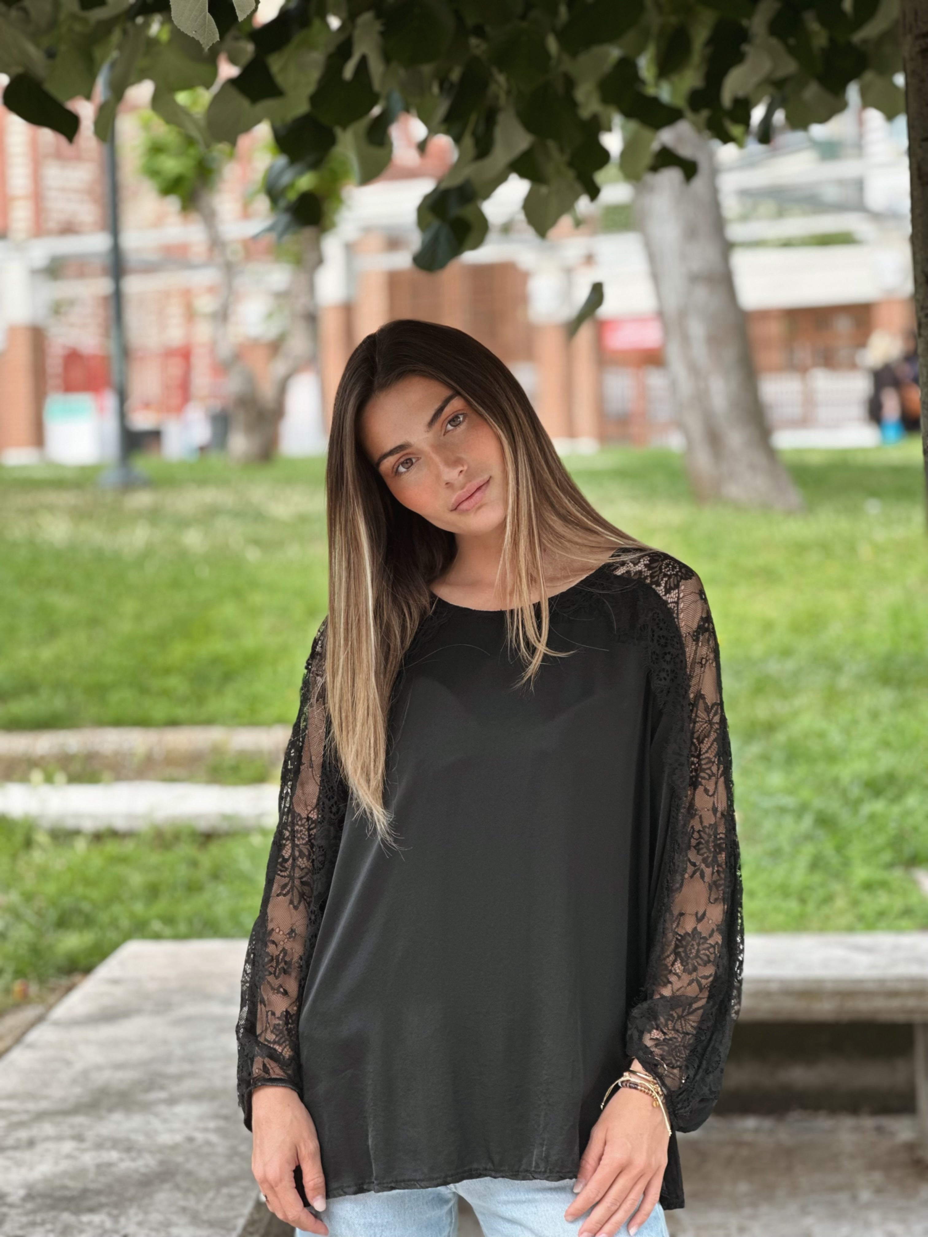 BLOUSE WITH DANTELLA